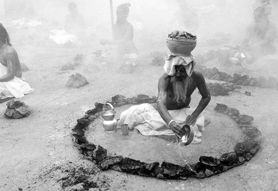 11_smoke.sadhu.sadhna.offering.kumbh.india.jpg